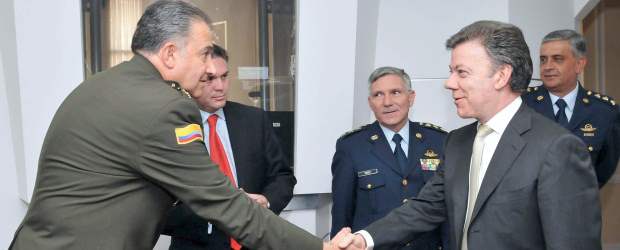 Cúpula de la Policía sorprendió | Cortesía Presidencia De La República | El general Óscar Naranjo fue ratificado como director de la Policía, cargo al que llegó en mayo de 2007, cuando en medio de un escándalo por interceptaciones ilegales, el presidente Álvaro Uribe removió la cúpula de la institución.