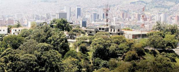 Pulmones verdes para respirar tranquilos | Manuel Saldarriaga | De acuerdo con el estado del clima y la temperatura, Airbol hace visible la contaminación en Plaza Mayor.