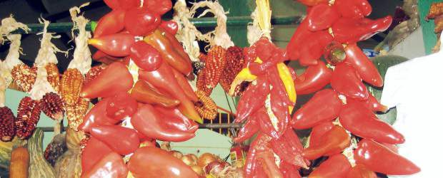 Perú en 4 sabores | Fotos: Juan Pablo Tettay-lima, Perú | Chiles, mariscos y maíz, todos en el mercado de Surquillo, uno de los lugares obligados en las rutas gastronómicas limeñas. Allí podrá encontrar frutas desconocidas en Colombia como la deliciosa lúcuma.