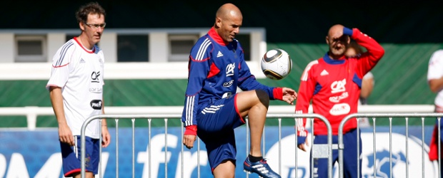 Zidane pone su experiencia al servicio de Francia | AP | Zidane compartió con algunos miembros del equipo técnico e hizo parte de un juego de fútbol-voley.