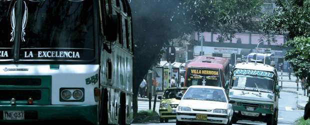 Cambio de rutas ya deja respirar en Prado | Julio Cesar Herrera | Habitantes de los sectores aledaños a la carrera 47 ya se sienten más motivados para salir a dar un paseo por la zona. La situación que enfrentaban había sido reportada por EL COLOMBIANO en octubre de 2010 y marzo de 2011. La comunidad estuvo al frente de este proceso desde hace unos seis años.