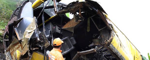 Resbalón en curva se llevó tres vidas | Róbinson Sáenz, enviado especial | Prácticamente destruido quedó el bus de la empresa Expreso Palmira que rodó a un abismo en Versalles, Santa Bárbara, causando la muerte de tres personas. Un morrito en medio del abismo frenó el bus y evitó una desgracia