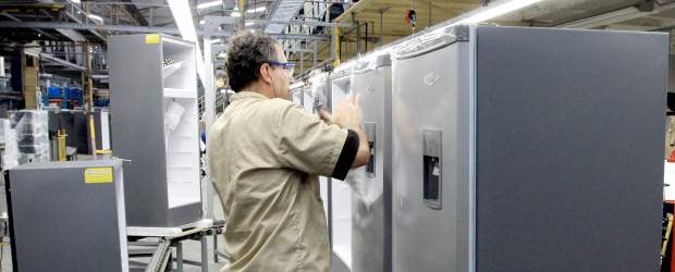 Haceb calienta su futuro con innovación y diseño | Robinson Sáenz | La nueva planta de refrigeración de Haceb, en Copacabana, tiene un área de 19.000 metros. Ya inició operación, pero estará en plena capacidad en 2012.