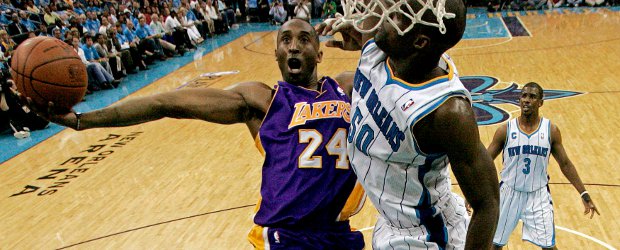 Mavericks y Lakers listos para el duelo de semifinales | Reuters | Kobe Bryant, a pesar de la lesión en el tobillo izquierdo y las molestias en las rodillas, volvió a ser el líder indiscutible de los Lakers al aportar 24 puntos.