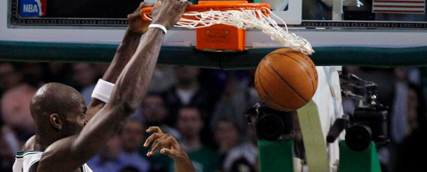 Garnett, Nowitzki y Howard reivindican con triunfos su liderazgo | Reuters | El veterano ala-pívot Kevin Garnett confirmó su gran momento de forma al convertirse en la figura que lideró a los Celtics de Boston al triunfo por 96-93 ante los Knicks de Nueva York en el segundo partido de la eliminatoria de cuartos de final.