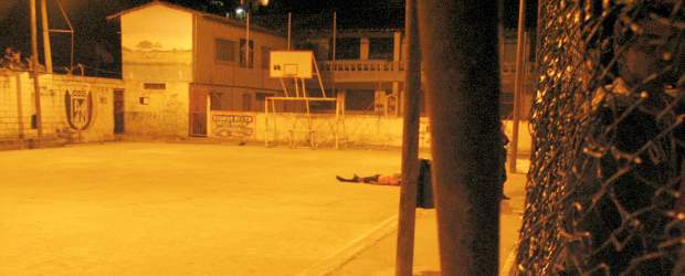 Tiroteo en una cancha dejó un muerto y cinco heridos | En esta cancha, ubicada en la parte baja del corregimiento La Tablaza, de La Estrella, ocurrió el tiroteo.