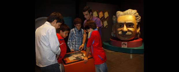 El científico que demostró la existencia de los átomos | Edwin Bustamante | La verificación experimental de la predicción de Einstein de la existencia de los átomos, basada en el movimiento browniano y necesaria para fundamentar la teoría cinética del calor, fue asumida por el gran físico francés Jean Baptiste Perrin (1870- 1942) y aceptada universalmente en el año 1908. La exhibición y las conferencias en Explora van hasta el 22 de septiembre.