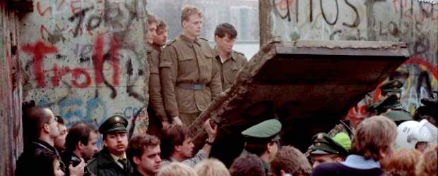 Efemérides del 21 de diciembre | En otro 21 de diciembre pero de 1989, guardias fronterizos germano-orientales inician los trabajos de demolición del Muro de Berlín en la Puerta de Brandeburgo.