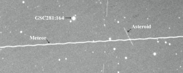 Se acerca una roca de 400 metros | Fotos Alberto Quijano En la foto de la izquierda, captada desde el Observatorio de la Universidad de Nariño, se aprecia el paso del asteroide 2005 YU55. Se observan además la trayectoria de un meteoro que cruzo la escena y de un satélite. A la derecha, la foto del objeto tomada desde el Observatorio de Arecibo.