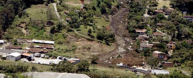 Vía a Copacabana, por Machado | Archivo, Esteban Vanegas Londoño | Este fue el derrumbe que cayó en la loma Los Duque el 27 de abril.