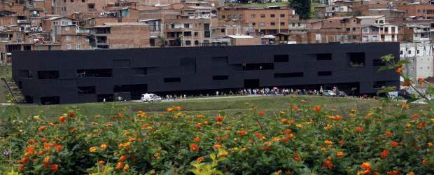 San Cristóbal tiene una joya de biblioteca | Hernán Vanegas | En la entrega a la comunidad de San Cristóbal del parque biblioteca el alcalde de Medellín, Alonso Salazar Jaramillo, expresó que el mismo está concebido como una ventana del corregimiento San Cristóbal y de Medellín hacia el mundo y como una ventana al conocimiento. El Parque Biblioteca es un nuevo espacio ciudadano para la cultura, el arte, la tecnología y la recreación.