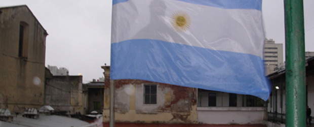 Crisis carcelaria golpea Argentina | Servicio Penitenciario Federal | El Servicio Penitenciario Federal de Argentina niega que haya hacinamiento en las 28 cárceles de su jurisdicción. Dice que tiene capacidad para 10.236 personas y que, hasta febrero de este año, había 9.381. En las cárceles provinciales, según la Comisión para la memoria, sí hay sobrepoblación.