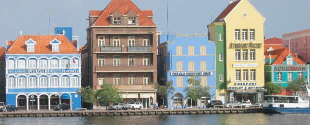 Lilliana Vélez De Restrepo | La ciudad de Willemstad es el puerto principal y capital de la isla. El área histórica, el centro de la ciudad y el puerto, fueron declarados Patrimonio Mundial de la Humanidad por la Unesco en el año 1997. En la gráfica un aspecto de Punda, donde se concentran buena parte de las tiendas comerciales.