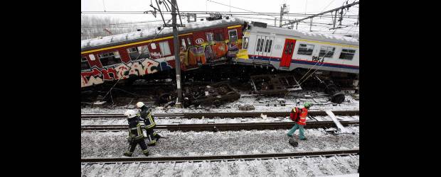 Choque de dos trenes en Bruselas | Thierry Roge, Reuters - Bruselas, Bélgica | El choque de dos trenes en las afueras de Bruselas deja 18 muertos. Hasta el rey Alberto II, que estaba de vacaciones en Francia, regresó de urgencia.
