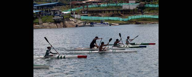 Hasta los chilenos ya entrenan en Guatapé | Donaldo Zuluaga | En el embalse de Guatapé ya hay deportistas extranjeros de canotaje y remo. Chile, Ecuador y Venezuela, ya pusieron a sus atletas a remar en las primeras prácticas con miras a los Juegos Suramericanos.