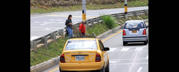 Falta de puente, riesgo para estudiantes | Róbinson Sáenz | Los estudiantes de la Colegiatura cada día se someten al peligro de cruzar la doble calzada de Las Palmas. Por eso la dirección solicita la construcción de un puente peatonal