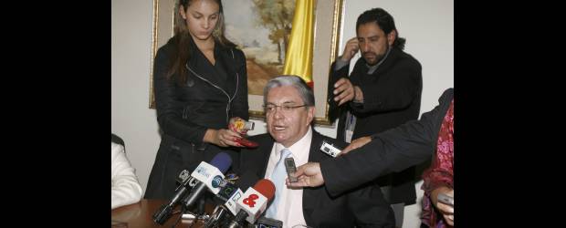 Gobierno pide medidas para los escrutinios | Herminso Ruiz, Colprensa-Bogotá | El ministro Fabio Valencia Cossio leyó el comunicado del Gobierno.