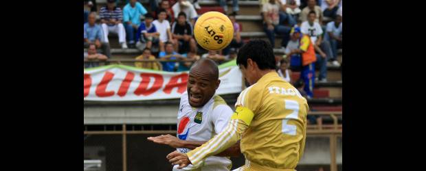 Veteranía dorada lució en el ascenso | Donaldo Zuluaga | El defensor Hilario Cuenú tuvo menos fortuna que Sergio Guzmán en el clásico del ascenso entre Itagüí y Bucaramanga, el fin de semana.