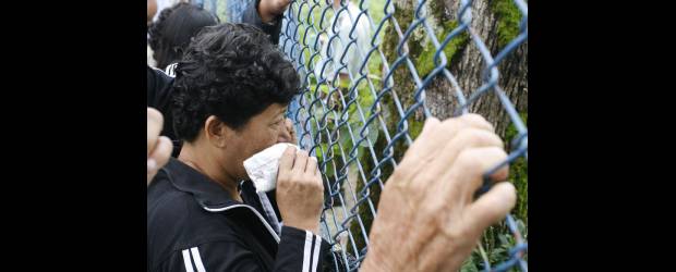 Aliento en el adiós para familias de las víctimas | Esteban Vanegas, Enviado Especial, San Luis | Las escenas de dolor se repitieron ayer en la morgue de San Luis y en el lugar del accidente del bus que rodó por un abismo, cuando se dirigía a Medellín con un grupo de viajeros que había pasado los días de Semana Santa en Puerto Nare. Hoy sigue el drama para los familiares en el sepelio colectivo.