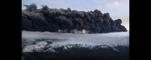 Nube de ceniza paraliza cielo de Europa | Jon Gustafsson, Reuters - Islandia | El hecho hizo recordar la situación de 1982, cuando un vuelo de British Airways perdió fuerza en sus motores en una nube de ceniza, cayendo miles de metros antes de reiniciar sus motores.