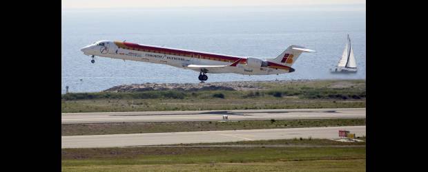 Europa abre poco a poco su espacio aéreo | Regis Duvignau, Reuters - Niza, Francia | De los 600 vuelos transatlánticos que normalmente tienen lugar cada día, ayer ya fue posible que aterrizaran 219 y que despegaran 233.