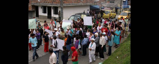 Marcha solidaria con Ortiz | Hernán Vanegas | A las 4:30 p.m. de ayer, salió desde la iglesia San José, en El Limonar, la marcha de apoyo al párroco. Los vecinos prometieron más marchas.