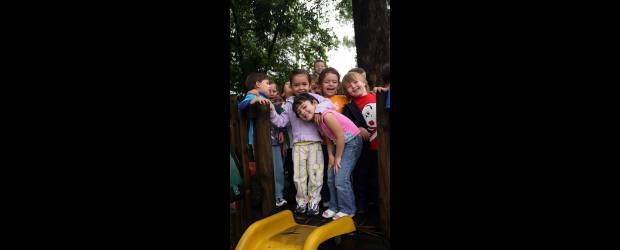 Valores con acento infantil | Archivo | Los niños necesitan de su compañía. Compartir con padres y hermanos, disfrutar juntos de las actividades más deseadas les facilita el desarrollo físico y mental.