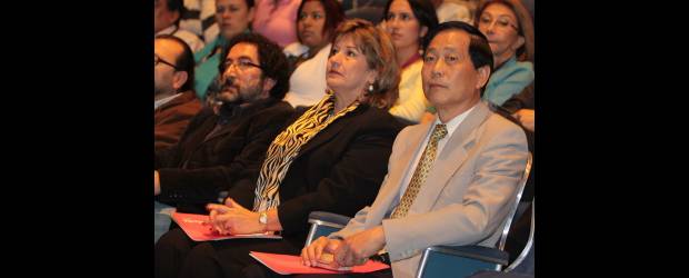 Para vender en China: Cultura y negocios, de la mano | Manuel Saldarriaga | María Inés Restrepo, directora de Comfama y el embajador de China en Colombia, Gao Zhengyue, durante el seminario Globalización en Casa, convocado por la Caja para apoyar los negocios.