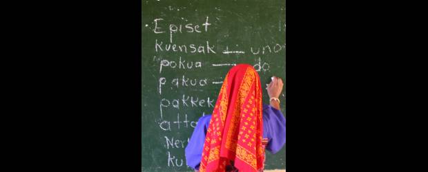 Materiales que alejan la cultura | Donaldo Zuluaga | El 55 por ciento de la población escolar indígena está por fuera del sistema educativo. Foto en Caimán Nuevo.