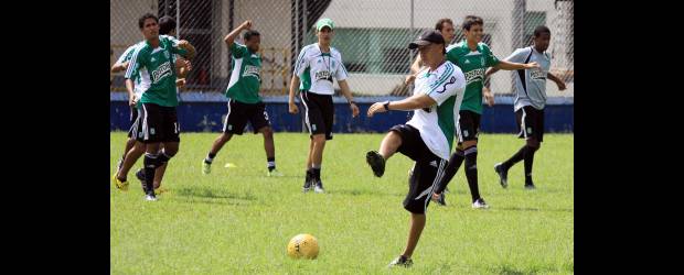 Nacional recibió Santa bendición | Robinson Sáenz | "Santa tendrá toda la autonomía para escoger el resto del cuerpo técnico", dijo Esteban Córdoba, integrante del Comité Directivo de Nacional. Así mismo, el estratega anunció que al equipo se podría sumar un hombre histórico de la casa verde para acompañarlo. No reveló el nombre.