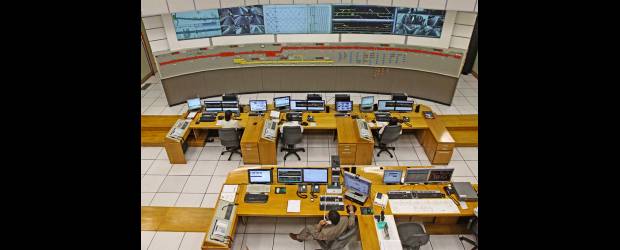 El metro se maneja con tecnología para guiar aviones | Juan Fernando Cano | El puesto de control del metro de Medellín es un lugar aislado del mundo en el que se vigilan todos los movimientos que suceden en las estaciones del metro y en sus trenes. El soporte tecnológico es el mismo que se utiliza en los trenes de alta velocidad de Europa.