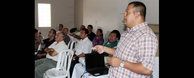 Puente de la 4Sur pone a pensar a líderes | Manuel Saldarriaga | Rubert Vanegas, vicepresidente de la Junta de Acción Comunal de Cristo Rey, les explicó ayer a otros líderes de la comuna 15, los asuntos generales sobre la obra del puente de la 4 sur y los impactos que temen en la zona.