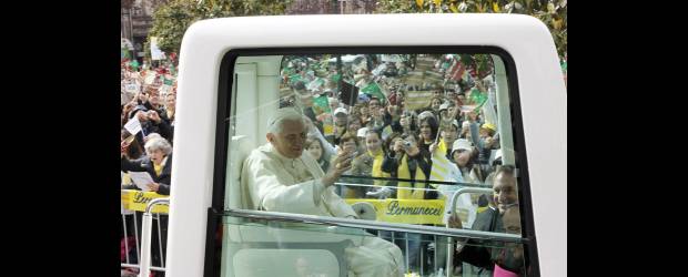 El Papa despertó un Portugal más fervoroso | Jose Manuel Ribeiro, Reuters - Oporto, Portugal | El viaje sirvió para cambiar la imagen del Papa en Portugal, según el portavoz vaticano, Federico Lombardi. "Tiene una imagen familiar y amiga", dijo.