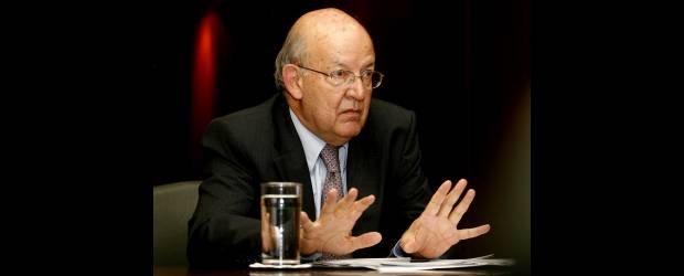 Seguros desde $4.000 muestran avance de la industria | Esteban Vanegas | Roberto Junguito Bonnet, presidente de Fasecolda, el gremio que agrupa a las compañías aseguradoras, recomienda adquirir seguros de todo tipo en el hogar. E incluso propone uno contra el desempleo para el país.