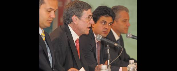 El Éxito absorbió a Carulla | Juan Fernando Cano | Los directivos del Grupo Éxito presidieron la reunión de accionistas, en la que se aprobó la fusión con Carulla. De izquierda a derecha, José Loaiza, vicepresidente Financiero (e); Gonzalo Restrepo López, presidente del Grupo; Jaime Moya, secretario General y Carlos Mario Giraldo, vicepresidente Operativo.