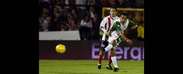 La estrella espera por Junior o Equidad | Colprensa | El peruano Renzo Cheput, observado por Alexánder Jaramillo, fue el autor del gol del triunfo de Equidad, hace una semana. Este año el equipo de Alexia García suma 36 puntos y ha conseguido 33 goles. Junior, en cambio, aparece con 35 unidades y 31 tantos en la Liga Postobón que hoy cierra competencia.