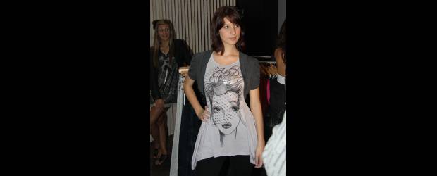 Renovación en tres versiones | David Sánchez | Una idea de Gris, camiseta de asimetría y gran estampado, con suavo.