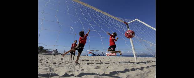 Los latinos, locos por el fútbol | Dana, Ap-Rio De Janeiro, Brasil | El fútbol es cuestión esencial en América del Sur. Para muestra un botón, estos niños que juegan en las playas de Río de Janeiro, en Brasil.