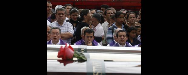 La mina le devoró el corazón a Leidy | Esteban Vanegas | Los sepelios han sido la constante en Amagá. Al día se realizan dos o tres misas, cada que los cadáveres deben ser sepultados.
