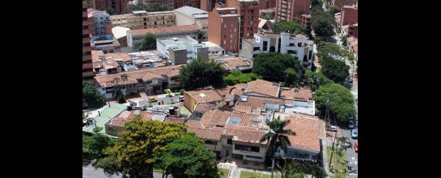 Venden tu casa y eres el último en saberlo | Róbinson Sáenz | Fiscales sugieren que para los negocios se escojan notarías con cámara que filme los actos y tomen fotografía y huella dactilar de participantes en los mismos. Dicen que su objetivo es desmantelar bandas completas. En los últimos tres años han desmantelado dos bandas y capturado a varios delincuentes.