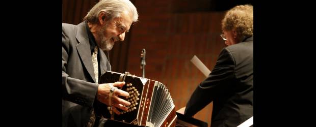 Acentos de 3 naciones para vibrar | David Sánchez | La noche fue perfecta para la música y los dos grandes maestros, Mederos y Serebrier, deleitaron al público. El primero, en particular, fue ovacionado por los asistentes al Teatro Metropolitano.