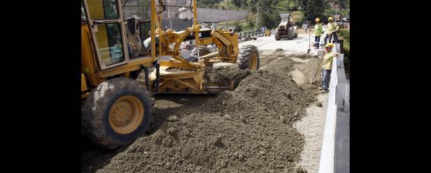 Abren puente que liberará los tacos | Jaime Pérez | Aspecto que ofrecía al medio día de ayer el paso por el viaducto de La Tablaza, donde se intensificaban los trabajos en los accesos, afectados por lluvias vespertinas. Todo el fin de semana del puente festivo se mantendrá el paso.