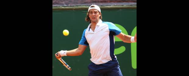 Sebastián es otro gitano del tenis | Hernán Vanegas | Sebastián Serrano, durante el partido que le ganó al argentino Juan Manuel Agasarkissian en dos sets, en el Open EPM 2010 que se realiza en las canchas de la Liga Antioqueña de Tenis. El salvadoreño Marcelo Arévalo, que venció al peruano Rodrigo Sánchez por 6-3, 3-6 y 7-6 (7), será su próximo rival.