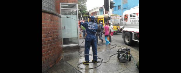 Una buena ducha para el Centro | Cortesía | Entre las 8:00 a.m. y las 4:00 p.m., 75 personas de entidades que hacen parte del Comité de Aseo y Ornato de Medellín limpiaron el Centro.