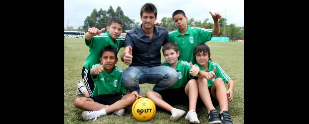 Como un chico hicieron sentir a Pezzuti | Juan Antonio Sánchez | Gastón Pezzuti compartió la práctica del viernes con Juan José Alvarez, Santiago Castillo, Simón Rueda, John Jairo Roldán y Diego Roa, integrantes de la categoría Pony de la escuela de fútbol del Nacional, integrado por 900 niños en la capital antioqueña.