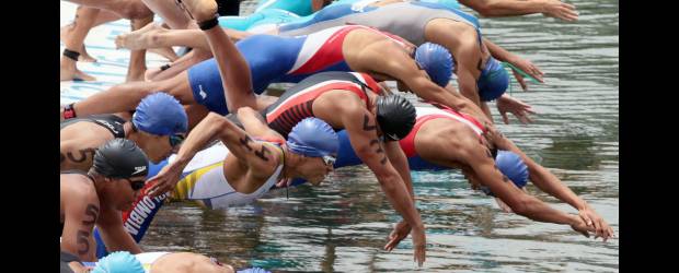 Guatapé corre y se lanza al agua | Archivo Manuel Saldarriaga | Amplia será la nómina de competidores por categoría, sub23, damas y en la élite, que competirá entre sábado y domingo en el Iberoamericano-Panamericano de triatlón en el embalse de Guatapé-Peñol. Fiesta del deporte.
