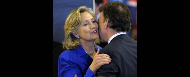 Una ovación internacional | AP - Naciones Unidas | La secretaria de Estado de E.U. Hillary Clinton felicitó ayer en Nueva York al presidente de Colombia Juan Manuel Santos por el éxito militar. Estados Unidos ha sido el más firme aliado de Colombia en la lucha contra el terrorismo.