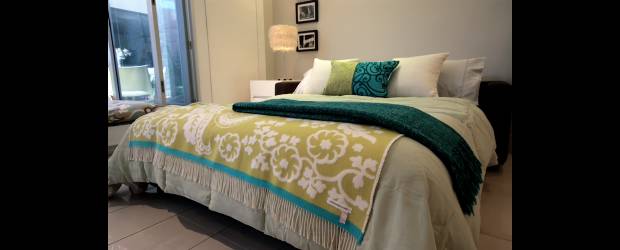 Mantas, detalles sutiles | | Esta forma de ubicar las mantas en el piecero de la cama es muy utilizada en los hoteles, aunque se vale también para la casa. La Habitación.