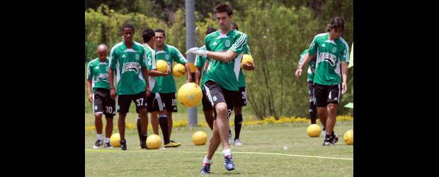 Defensa verde sufrirá un revolcón | Manuel Saldarriaga | El arquero Gastón Pezzuti tuvo trabajo en la práctica de ayer en Guarne, donde el partido entre titulares y suplentes terminó 1-1 con goles de Dorlan Pabón y Camilo Pérez. Quedan dos días para que el técnico Santa resuelva sus dudas.