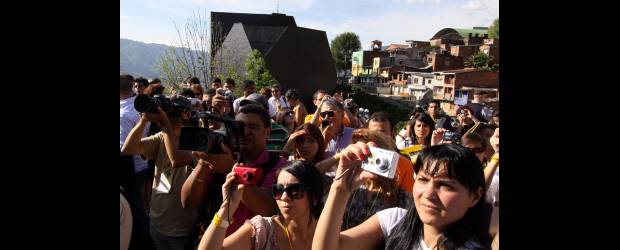 Medellín conmueve a los visitantes | Julio César Herrera | Estudiantes y profesionales de arquitectura, diseño y carreras afines hicieron uno de los recorridos urbanos, en el marco de la Bienal Iberoamericana de Arquitectura y Urbanismo. Son tres rutas por diferentes lugares de la ciudad, que pretenden mostrar esos referentes arquitectónicos y transformadores.